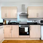 Stylish & Cozy 2-Bedroom Flat With Parking