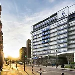 Stylish & Cozy 2-Bedroom Flat With Parking