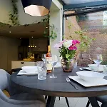Spacious Home With Conservatory Dining Ptk