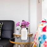 Trendy Queen\'S Park Apartment With Views Across London