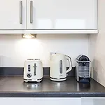 Trendy Queen\'S Park Apartment With Views Across London