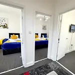 4 Bedrooms House, 3 Bathrooms , Separate Reception, Full Kitchen, Garden, Parking