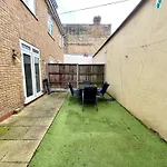 4 Bedrooms House, 3 Bathrooms , Separate Reception, Full Kitchen, Garden, Parking