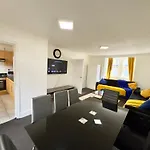 4 Bedrooms House, 3 Bathrooms , Separate Reception, Full Kitchen, Garden, Parking