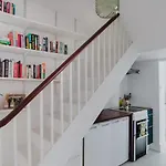 Light And Spacious Garden Flat