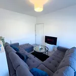 Spacious 3 Bed Apartment, 10 Mins From Wembley Stadium With Private Garden