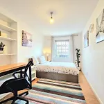Thames-Line Apartment