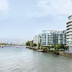 Thames-Line Apartment