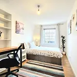Thames-Line Apartment