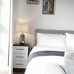 London City Island 1 Bedroom Luxury Apartments, Private Balcony