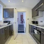 London City Escape - Stylish 2 Bedroom Apartment