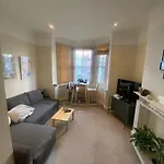 Dancer Road - Welcoming Flat With Outdoor Space