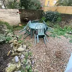 Dancer Road - Welcoming Flat With Outdoor Space