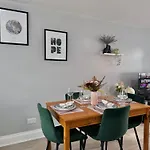 Garden 1-Bed Flat 30Min To Downtown & Free Parking