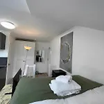 Compact Loftstudio For 4 People Shepherdsbush London Nearcentre