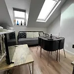 Compact Loftstudio For 4 People Shepherdsbush London Nearcentre