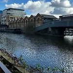 Bright Modern Flat With Canal View