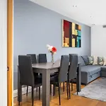 Modern Paddington Station 2 Bedroom Apartment
