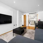 Modern Paddington Station 2 Bedroom Apartment