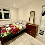 Lovely One Bedroom Flat In London With Car Park