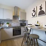King-Smart Tv-Full Kitchen-5Mins To Transport-Desk