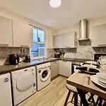 King-Smart Tv-Full Kitchen-5Mins To Transport-Desk