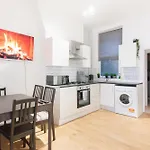Brilliant 2 Bedrooms Flat Next To The Station