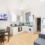 Brilliant 2 Bedrooms Flat Next To The Station