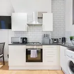 Brilliant 2 Bedrooms Flat Next To The Station