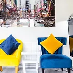 Garland Modern Close To Station 3 Bedroom City Apartment