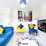 Garland Modern Close To Station 3 Bedroom City Apartment