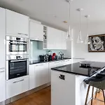 Modern, Stylishly Furnished Apartment, With Wrap Around Balcony In Notting Hill