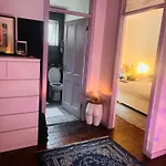 Heartwarming And Vibrant Private Room In Rental Unit