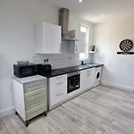 London 3 Bedrooms House With Parking