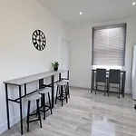 London 3 Bedrooms House With Parking