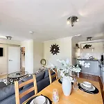 Spacious Apartment In London