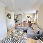 Spacious Apartment In London
