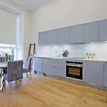 1 Bed Kensington Cromwell Flat With Balcony Number 4