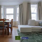 3 Bedroom Apartment By Arhouse Apartments Short Lets & Serviced Accommodation Kensal Rise With Free Wifi & Free Parking