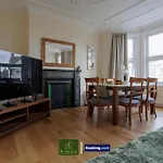 3 Bedroom Apartment By Arhouse Apartments Short Lets & Serviced Accommodation Kensal Rise With Free Wifi & Free Parking