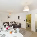 Picton 2Br Apartment - Prime Location & Comfort