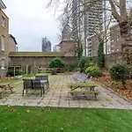 Larger Groups Stay Close To London O2 Arena Excel Canary Wharf With Wifi And Parking Within Mins Walk To Drl & Jubilee Line