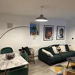 Lovely 2 Bedroom Flat With Free Parking And Wifi