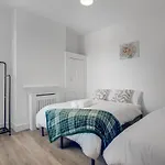 3 Bedroom Luxury London House With Parking