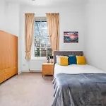 Larger Groups Stay Close To London O2 Arena Excel Canary Wharf With Wifi And Parking Within Mins Walk To Drl & Jubilee Line