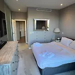 Chelsea Bridge Apartment