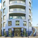 Modern 2-Bedroom Flat Near Emirates Stadium - Central London Stay