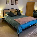 Boutique Putney Riverside Apartment