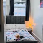 Modern Room In A 4 Bedroom Flat In London, Shared Bathroom!