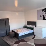 Modern Room In A 4 Bedroom Flat In London, Shared Bathroom!